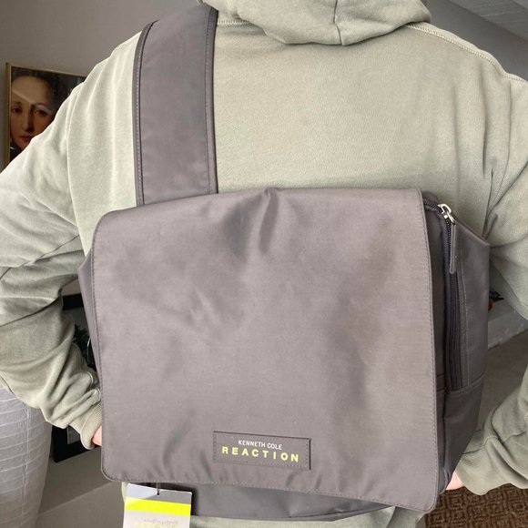 NEW...KENNETH COLE REACTION CROSSBODY BAG UNISEX - Picture 1 of 5